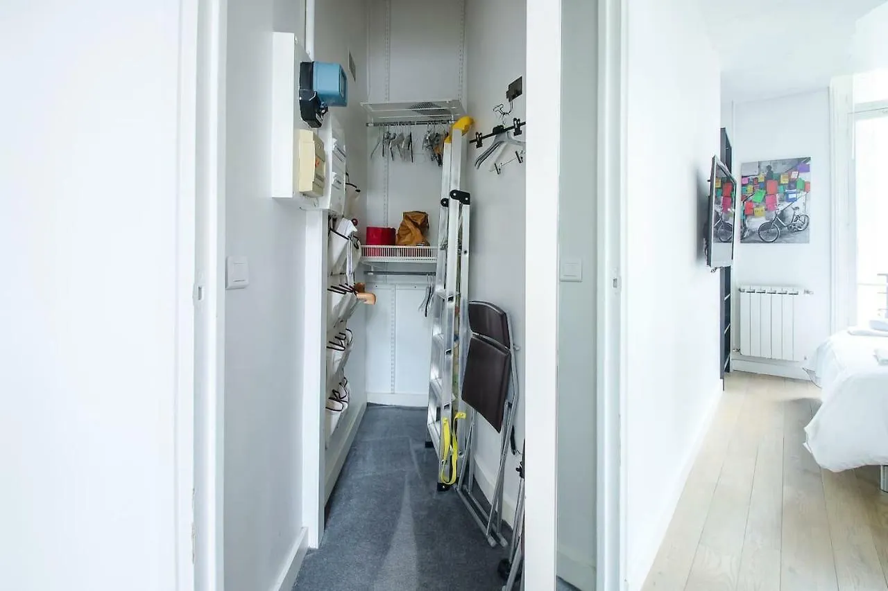 Gorgeous Paris Eiffel Tower Apartment 0*,